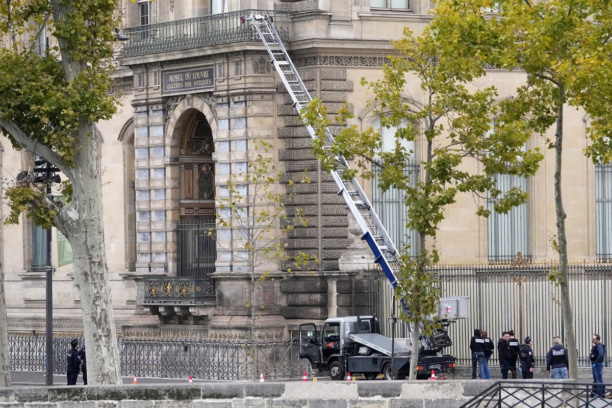 Police officers work by a basket lift used by thieves Sunday, Oct. 19, 2025 at the Louvre museum in Paris. (AP Photo/Thibault Camus)
France Louvre