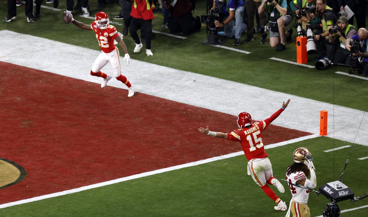 NFL, American Football Herren, USA 2024: Super Bowl LVIII FEB 11 Kansas City Chiefs quarterback Patrick Mahomes 15 throws the game winning touchdown to wide receiver Mecole Hardman Jr. 12 during NFL S ...