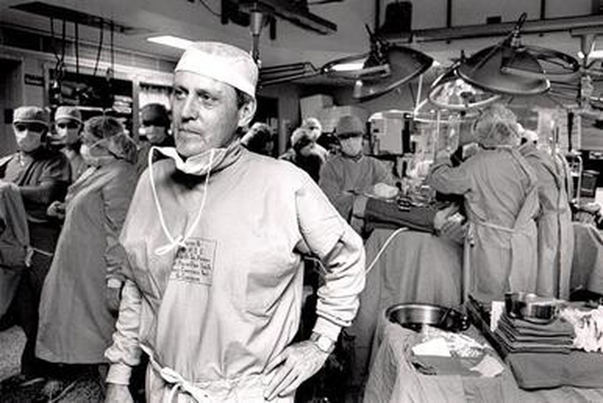 Der amerikanische Chirurg Thomas Starzl, dem die erste erfolgreiche Lebertransplantation gelang. 
https://en.wikipedia.org/w/index.php?curid=54061813