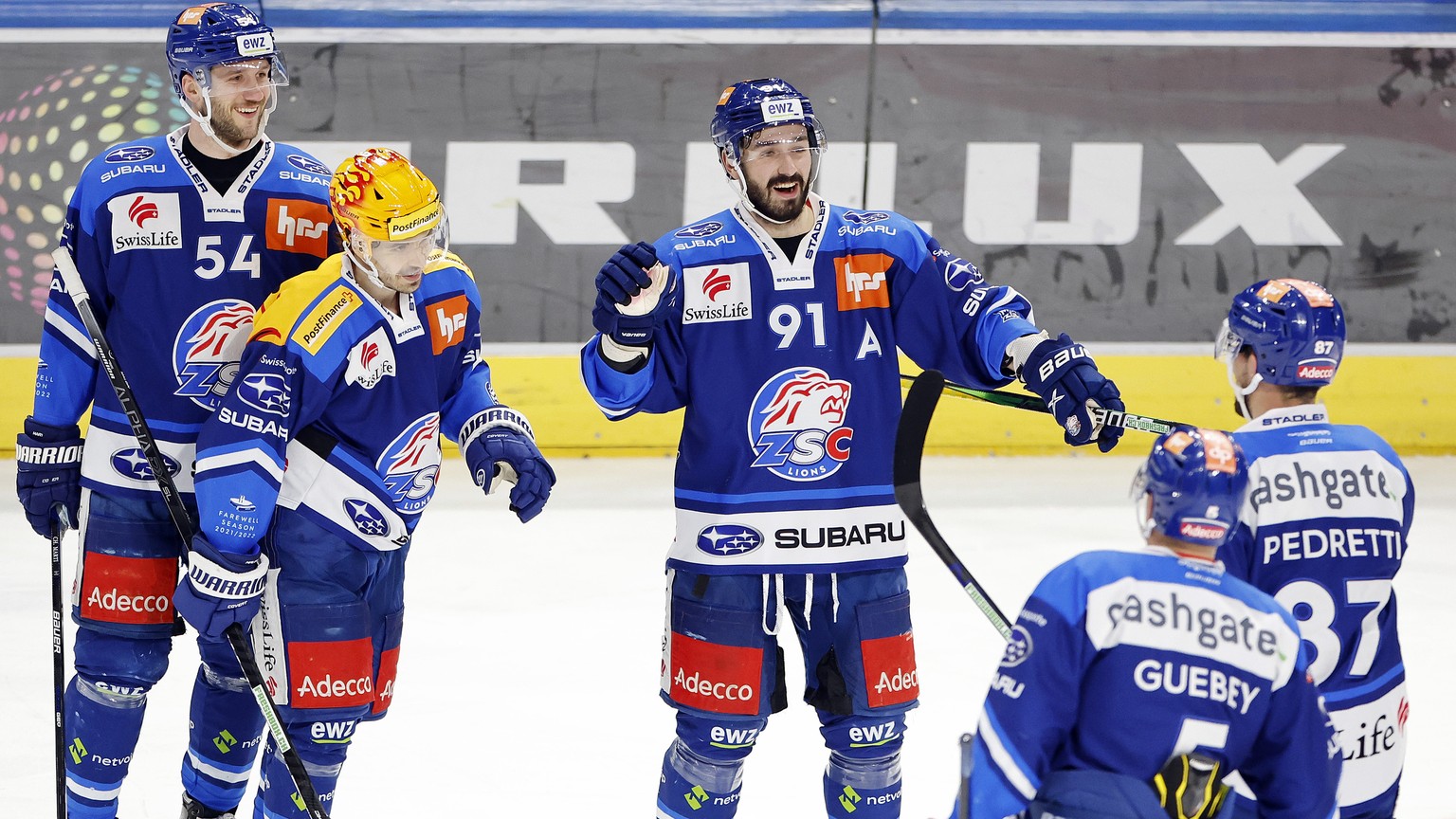 Zuerichs Denis Hollenstein, Mitte, jubelt mit Team Kollegen nach seinem zweiten Tor des Spiels gegen Gotteron, im Eishockeyspiel der National League zwischen den ZSC Lions und dem HC Fribourg Gotteron ...