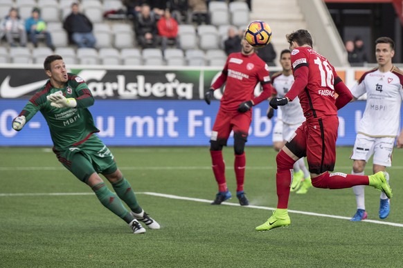 Thuns Christian Fassnacht, rechts, trifft gegen Vaduz&#039; Torhueter Benjamin Siegrist zum 1:0 im Fussball Super League Spiel zwischen dem FC Thun und dem FC Vaduz, am Samstag, 25. Februar 2017, in d ...