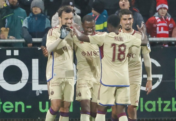 Servettes Torschuetze zum 0:1 Jeremy Guillemenot , links , jubelt mit Teamkollegen Dereck Kutesa , mitte , und Bradley Mazikou im Fussball Meisterschaftsspiel der Super League zwischen dem FC Winterth ...