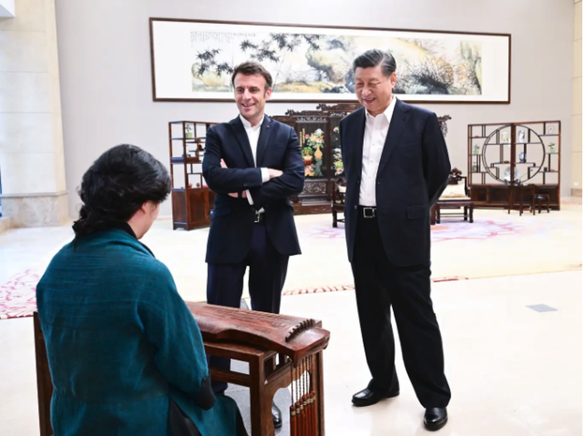 Le président français Emmanuel Macron avec le président chinois Xi Jinping à Guangzhou, le 8 avril.