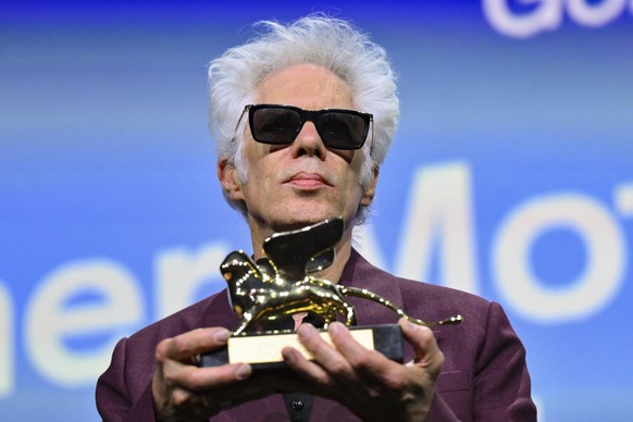 epa12358272 US director Jim Jarmusch poses after receiving the Golden Lion for Best Film award for &#039;Father Mother Sister Brother&#039; during the closing and awards ceremony of the 82nd annual Ve ...