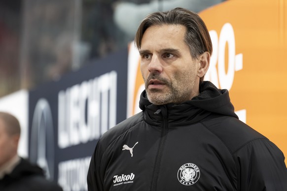 Head Coach Thierry Paterlini (SCL) reagiert beim Eishockey National League zwischen Fribourg-Gotteron, HCFG, und SCL Tigers, SCL, am Freitag, 24. Januar 2025, in der BCF Arena in Fribourg. (KEYSTONE/A ...
