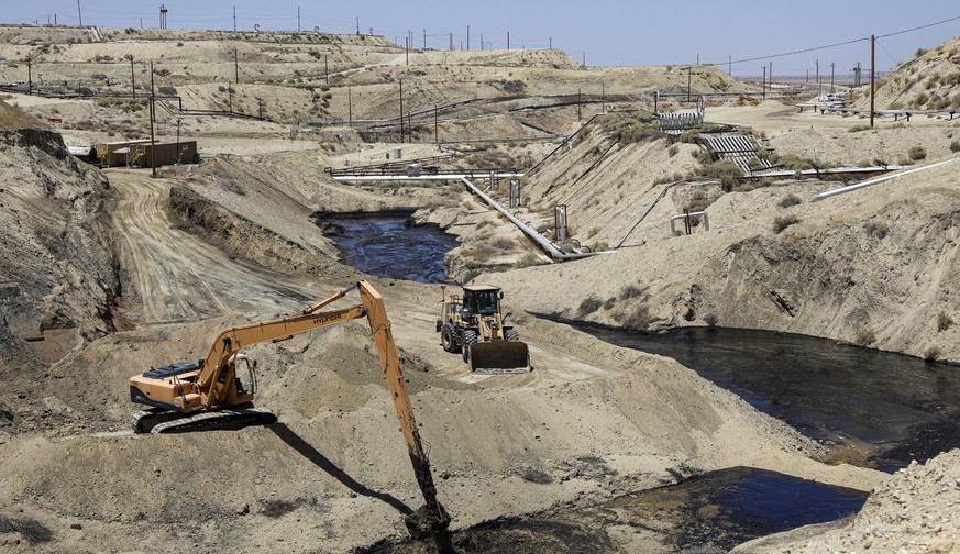 epaselect epa07738610 Crew works on seepage of 800 thousand gallons of oil and brine water oil from an abandoned well in Chevron Corp&#039;s Cymric Oil Field that has transformed a dry creek bed into  ...
