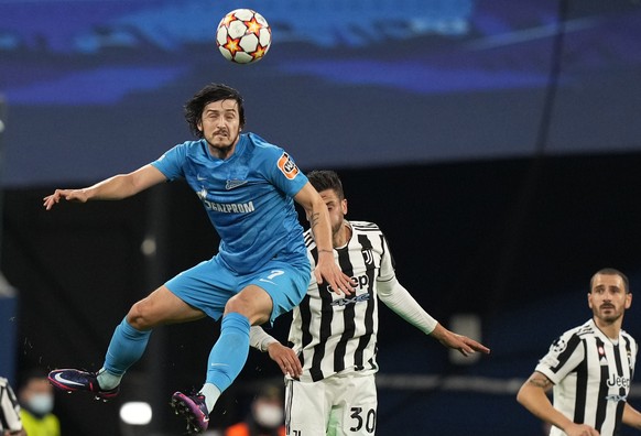 Zenit's Serdar Azmoun, left, challenges for the ball with Juventus' Rodrigo Bentancur during the Champions League group H soccer match between Zenit St. Petersburg and Juventus at the Gazprom Arena in St.Petersburg, Russia, Wednesday, Oct. 20, 2021. (AP Photo/Dmitry Lovetsky)