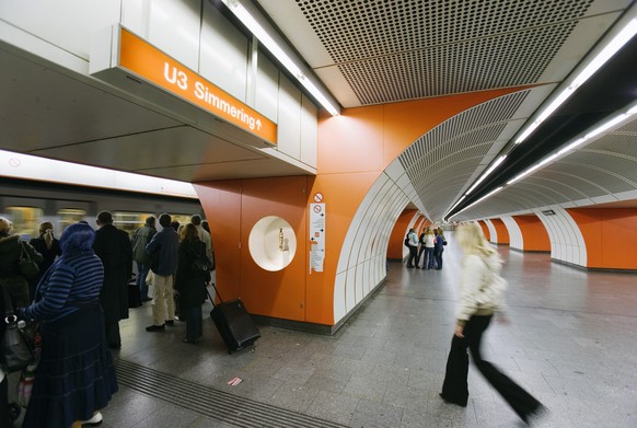 Reisende an der U-Bahnstation im Westbahnhof Wien.