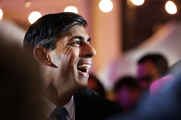 epaselect epa11003754 British Prime Minister Rishi Sunak at a Christmas festive market outside 10 Downing Street in London, Britain, 30 November 2023. Sunak switched on the 10 Downing Street Christmas ...