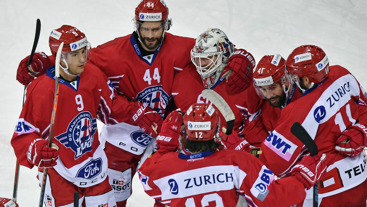 Die Lakers jubeln nach dem Sieg beim Eishockey-Cupspiel SC Rapperswil-Jona Lakers gegen die SCL Tigers in Rapperswil am Mittwoch, 19. Dezember 2018. (KEYSTONE/Walter Bieri)