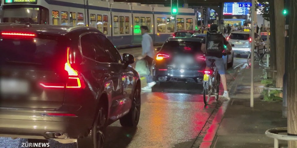An der Löwenstrasse beim Zürcher HB wurde eine Autospur zu einem Velostreifen umfunktioniert. Trotzdem fahren immer wieder Autos über die neue Velospur, was für Ärger sorgt.