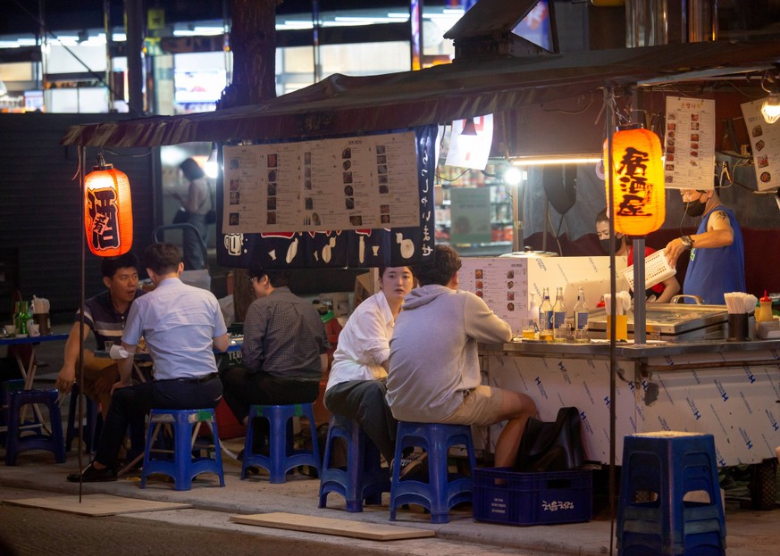 Pojangmacha, Sep 9, 2021 : A Pojangmacha or street stall at Ikseon-dong in Seoul, South Korea. The Korean-style covered street bar, Pojangmacha, serves drinks, snacks and food. Ikseon-dong Hanok Villa ...
