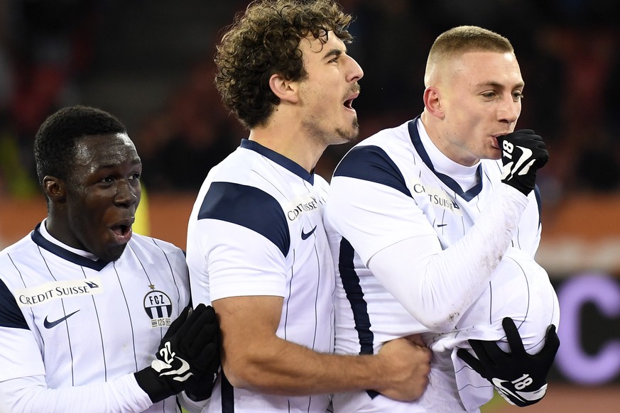 Der Zuercher Blaz Kramer, rechts, jubelt mit Lindrit Kamberi, links, nach seinem Tor zum 2-1 fuere den FCZ beim Fussball Meisterschaftsspiel der Super League FC Zuerich gegen den FC St. Gallen in Zuer ...