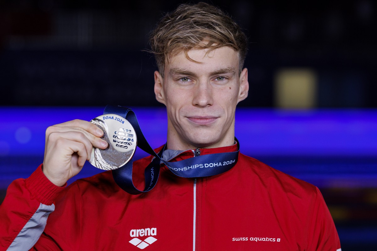 Roman Mityukov posiert mit seiner Silbermedaille nach dem zweiten Platz im Final ueber 200m Ruecken an den World Aquatics Weltmeisterschaften im Schwimmen am Freitag, 16. Februar 2024, in Doha, Qatar. ...