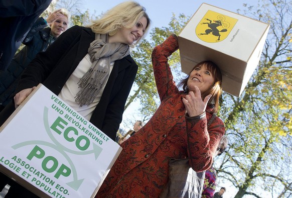 Ecopop-Mitglieder bei der Einreichung der Initiative.