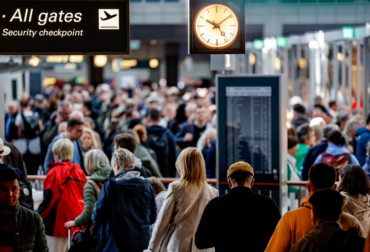 22.04.2023, Hamburg: Lange Schlagen haben sich nach dem Warnstreik am Hamburger Flughafen vor dem Einlass zum Sicherheits-Check gebildet. Foto: Axel Heimken/dpa +++ dpa-Bildfunk +++