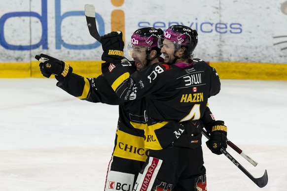 Ajoies Philip-Michael Devos, links, und Ajoies Jonathan Hazen, rechts, jubelt nach ein Tor zum 4-2 von Ajoies Frederik Gauthier (nicht fotografiert) beim sechsten Eishockey Playout Spiel der National  ...