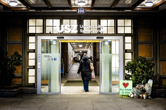 KEYPIX - Flowers and a sign with a heart and the words "We are thinking of you" are placed next to the entrance of the University Hospital Zurich (USZ) on Wednesday, January 7, 2026 in Zuric ...