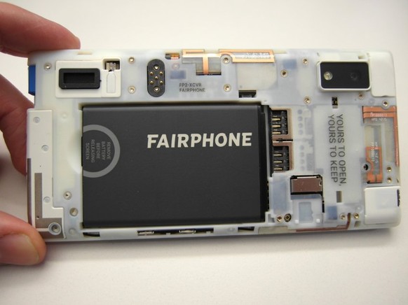 Frisch aus dem Karton geholt, sieht das Fairphone 2 sehr nackt aus, die Rückseite liegt vollkommen ungeschützt und offen da. Ein Motto der Firma ist an der Oberseite zu lesen: «Yours To Open. Yours To ...