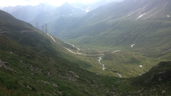 Der Blick zurück vom Nufenen hinunter Richtung Tessin.