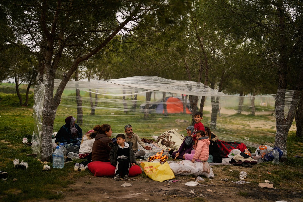 KEYPIX - People camp outdoors following an earthquake shook Istanbul and other areas of Turkey on Wednesday, in Istanbul, Turkey, Thursday, April 24, 2025. (AP Photo/Khalil Hamra)