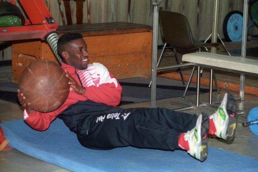 Bildnummer: 14971949 Datum: 31.01.1995 Copyright: imago/Alfred Harder Augustine -Jay Jay- Okocha (Eintracht Frankfurt) trainiert mit einem Medizinball; ORD0106 Fussball Eintracht Frankfurt Jayjay xps  ...