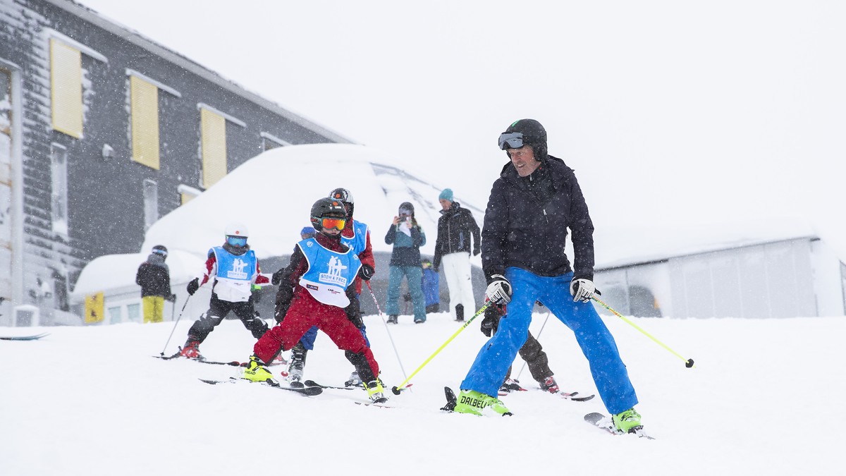 Bernhard Russi, der ehemalige Skiweltmeister und Olympiasieger, unterrichtet Kinder im Rahmen des Projekts snow4free am Mittwoch, 9. Januar 2019 im Skigebiet Wildhaus. Die gemeinsame Bewegungsfoerderu ...
