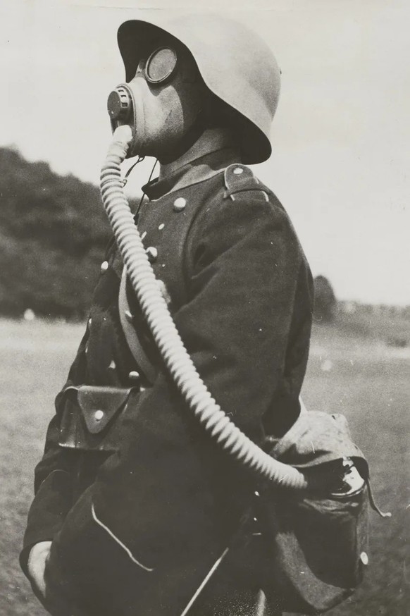 Schweizer Soldat mit Gasmaske, um 1920.