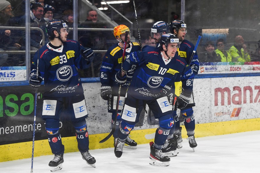 Ambri&#039;s player Alex Formenton, right, celebrates with his teammates the 3-1 goal during the preliminary round game of National League Swiss Championship 2022/23 between HC Ambri Piotta against HC ...