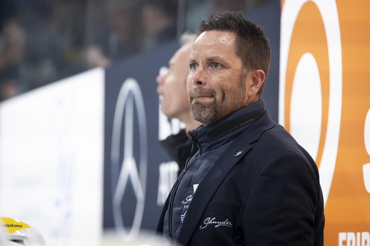 Head Coach Stefan Hedlund (SCRJ) reagiert beim Eishockey Meisterschaftsspiel der National League A zwischen dem HC Fribourg Gotteron und den Rapperswil-Jona Lakers, am Samstag, 21. September 2024, in  ...