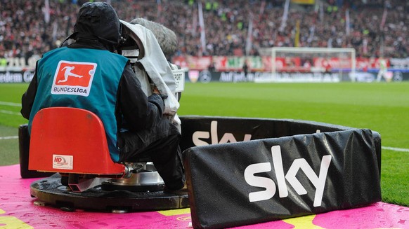 Geisterspiele wegen Coronavirus Sky zeigt Bundesliga-Spiele im Free-TV. Themenbild, Archivfoto: Symbolfoto,Feature,Randmotiv-,Bezahlfernsehen,Pay TV,Fernsehrechte,Fussballuebertragung,Fernsehsender,SK ...