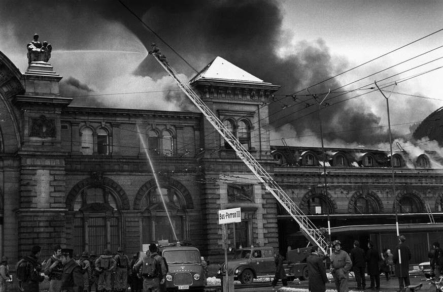 5. Februar 1971:&nbsp;Die Feuerwehr versucht den Brand des Bahnhofs zu löschen. Das Gebäude brennt fast vollständig aus.