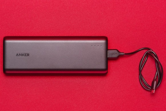 Akku-Packs gibt's spätestens seit «Pokémon Go» wie Sand am Meer, aber kaum eines bietet 20100 mAh. Der rund 40 Franken teure Ersatzakku lädt das iPhone 6 sieben Mal, das Galaxy S6 fünf Mal und da ...