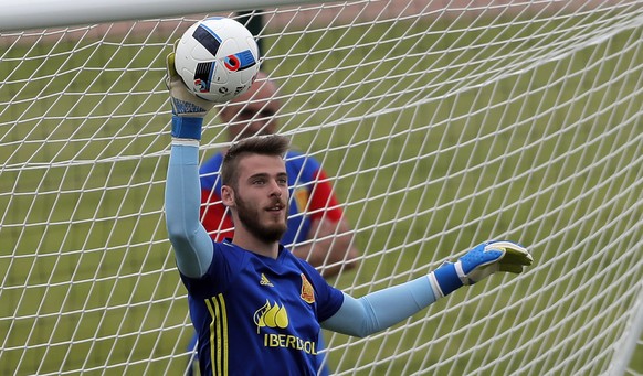 Spain's goalkeeper David de Gea controls the ball during a training session at the Sports Complex Marcel Gaillard in Saint Martin de Re in France, Tuesday, June 14, 2016. Spain will face against Turkey in a Euro 2016 Group D soccer match in Nice on Friday. (AP Photo/Manu Fernandez)