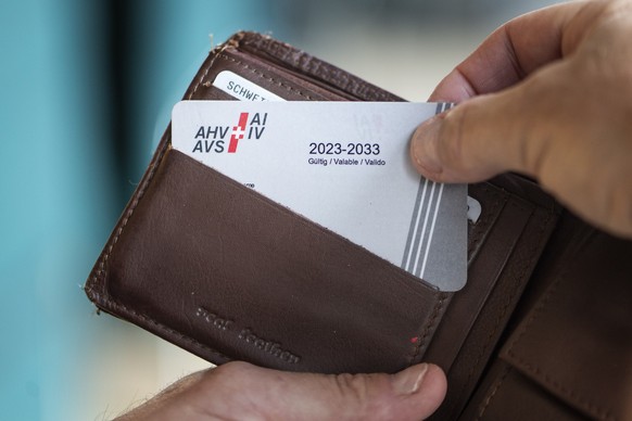 Ein Ausweis der Schweizer Invalidenversicherung (IV), fotografiert am Donnerstag, 24. Oktober 2024 in Bern. Die IV ist der bedeutendste Pfeiler der Invalidenvorsorge in der Schweiz (1. Saeule). Sie is ...