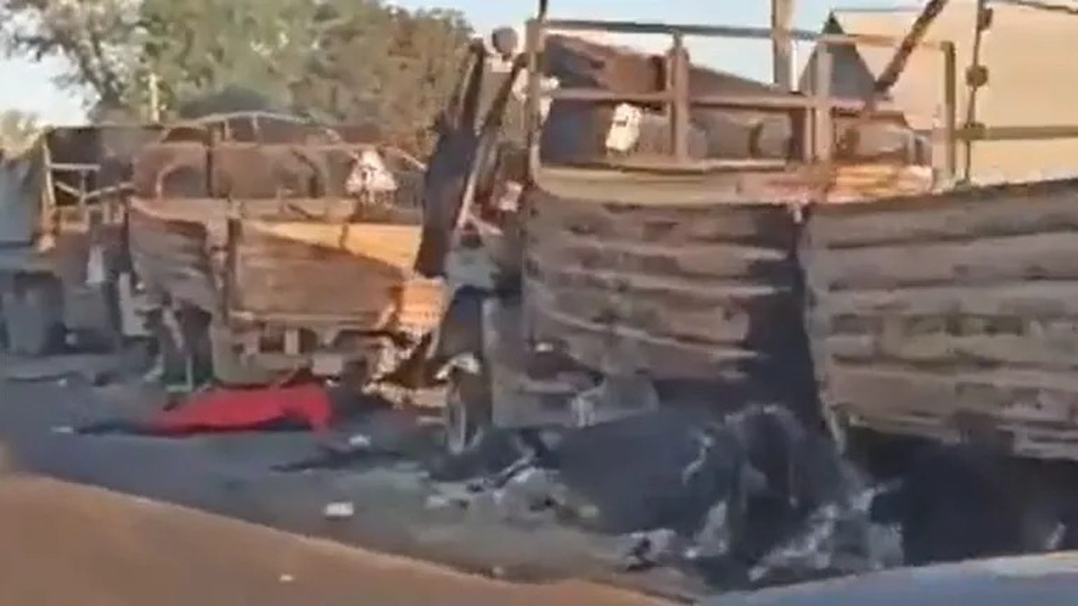 Screenshot aus einem Video, das die getroffenen Lastwagen zeigt: Offenbar kam eine grössere Anzahl an russischen Soldaten ums Leben.