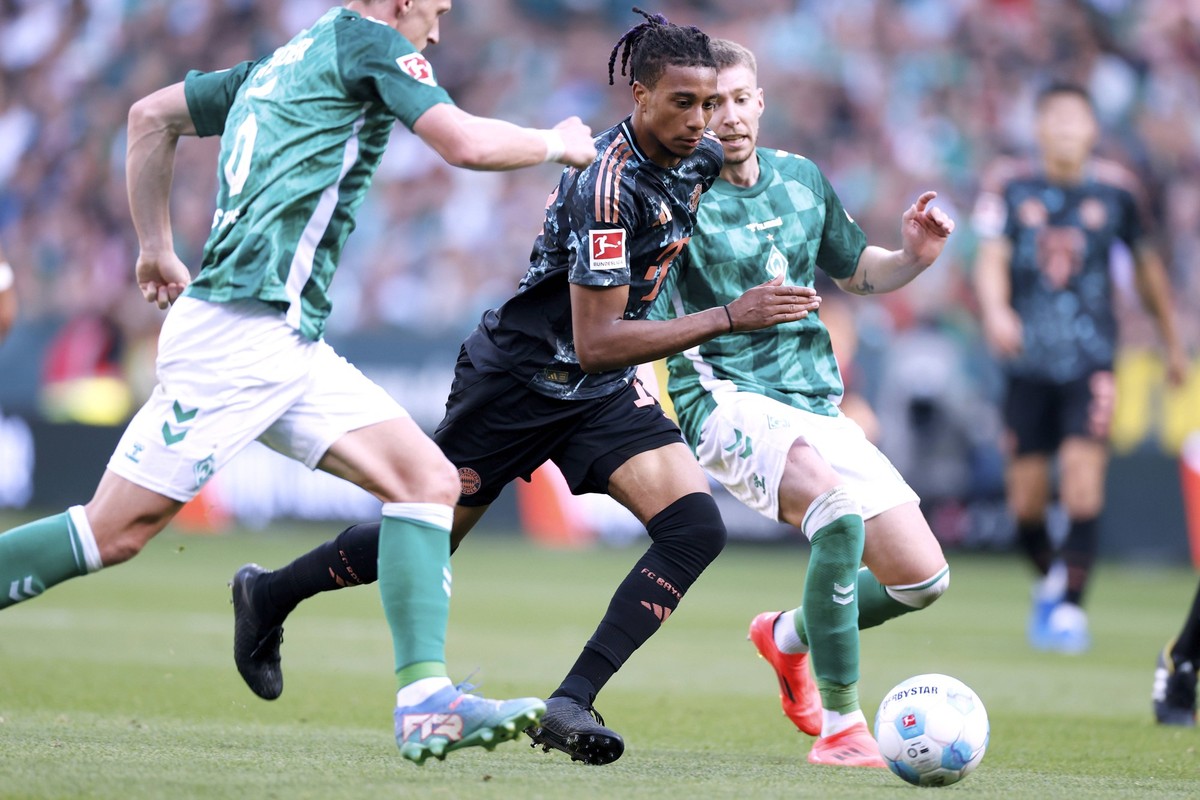 OLISE Michael Team FC Bayern Muenchen mit WEISER DFL Bundesliga Saison 2024 - 2025 Spiel Werder Bremen - FC Bayern Muenchen am 21.09.2024 in Bremen *** OLISE Michael Team FC Bayern Muenchen with WEISE ...