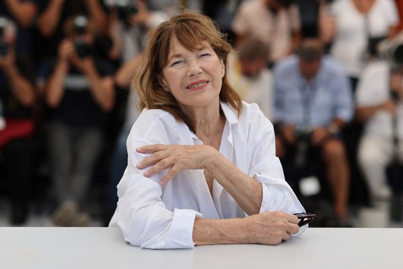 ABD0091_20230716 - CANNES - FRANCE: (FILES) British singer and actress Jane Birkin poses during a photocall for the film "Jane by Charlotte" (Jane By Charlotte) at the 74th edition of the C...
