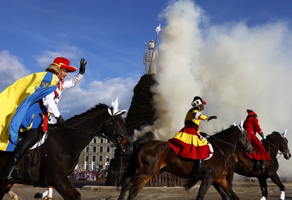 The &quot;Boeoegg&quot; burns on the Sechselaeuten square in Zurich, Switzerland, on Monday April 17, 2023. The Sechselaeuten (ringing of the six o&#039;clock bells) is a traditional end of winter fes ...