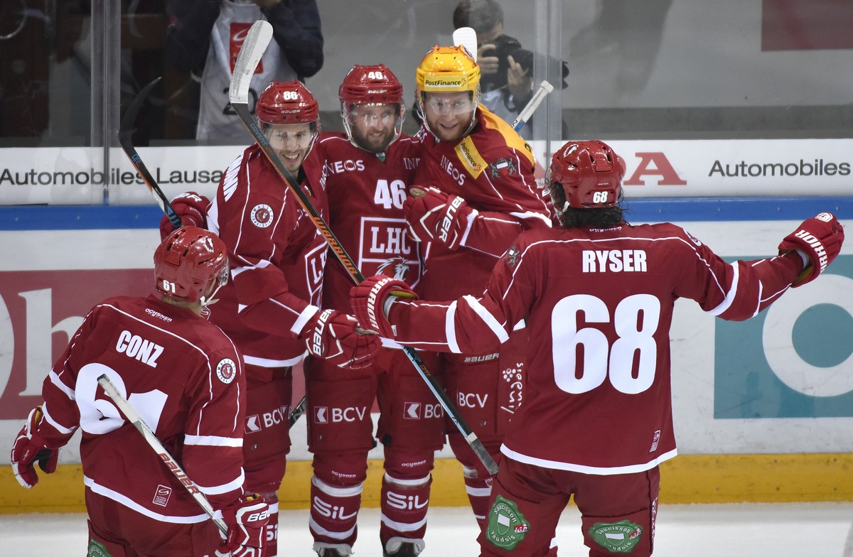Joie des joueurs Lausannois pour leur premier but, marque par le 46, Benjamin Antonietti, au centre, lors du match de hockey sur glace, LNA, ligue nationale A Saison 2016/17 entre Lausanne HC et EHC K ...