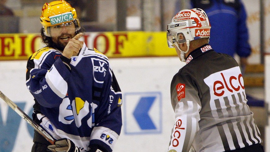 Josh Holden vom EV Zug mit dem Linienrichter beim Eishockeyspiel der National League A 2009/10 am Samtag, 17. Oktober 2009 zwischen dem EV Zug und den Rapperswil- Jona Lakers im Hertistadion in Zug. ( ...