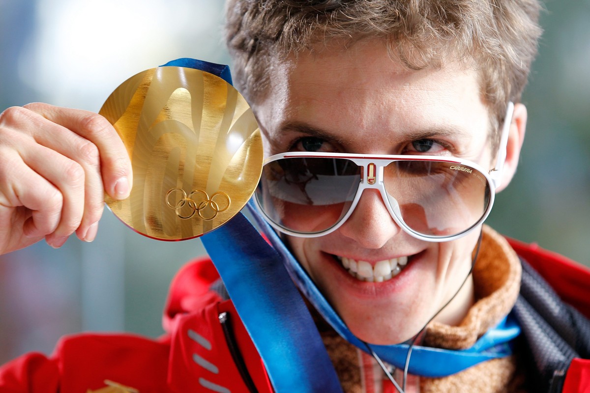 ARCHIVBILD  ZUM ZENIT SEINER KARRIERE VON SIMON AMMANN VOR 10 JAHREN, STELLEN WIR IHNEN FOLGENDES BILDMATERIAL ZUR VERFUEGUNG  Switzerland's gold medal winner Simon Ammann presents his medal fo ...