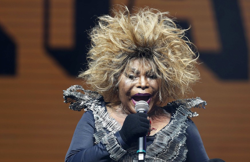 epa09698574 (FILE) - Brazilian singer Elza Soares performs during Rock in Rio 2019, in Rio de Janeiro, Brazil, 29 September 2019 (reissued 20 January 2022). Soares has died at the age of 91 at her hom ...