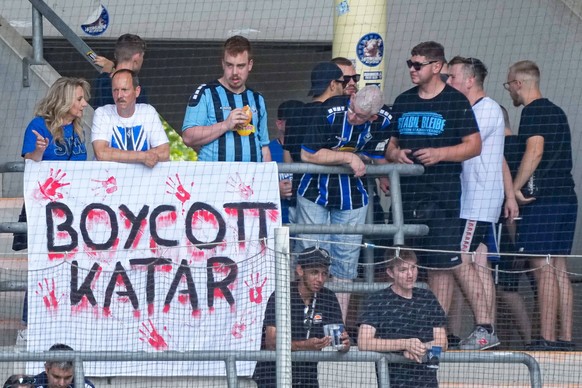 Fans des SV Waldhof Mannheim protestieren gegen die WM in Katar mit einem Plakat mit der Aufschrift: Boycott Katar, Weltmeisterschaft 2022, Protest, Protestaktion, protestieren, Aktion, Action , Boyko ...