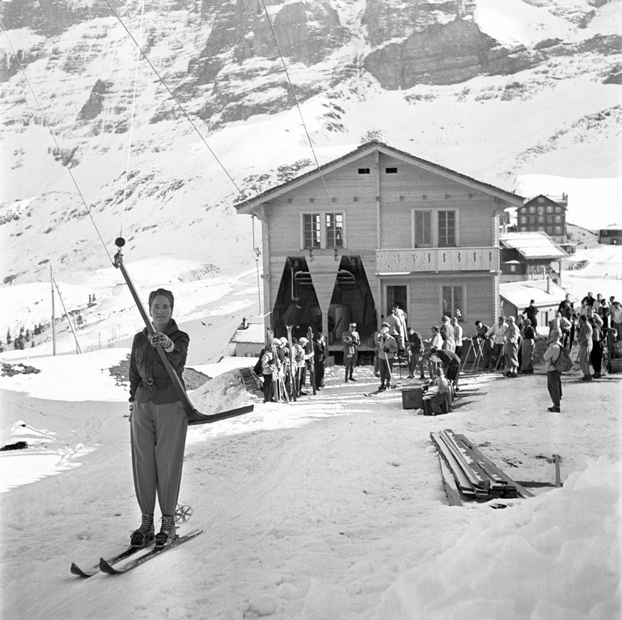Skiers use the ski-lift on the Kleine Scheidegg mountain pass in the canton of Berne, Switzerland, to get to the Lauberhorn mountain, pictured on December 12, 1941. (KEYSTONE/PHOTOPRESS-ARCHIV/Str)

S ...