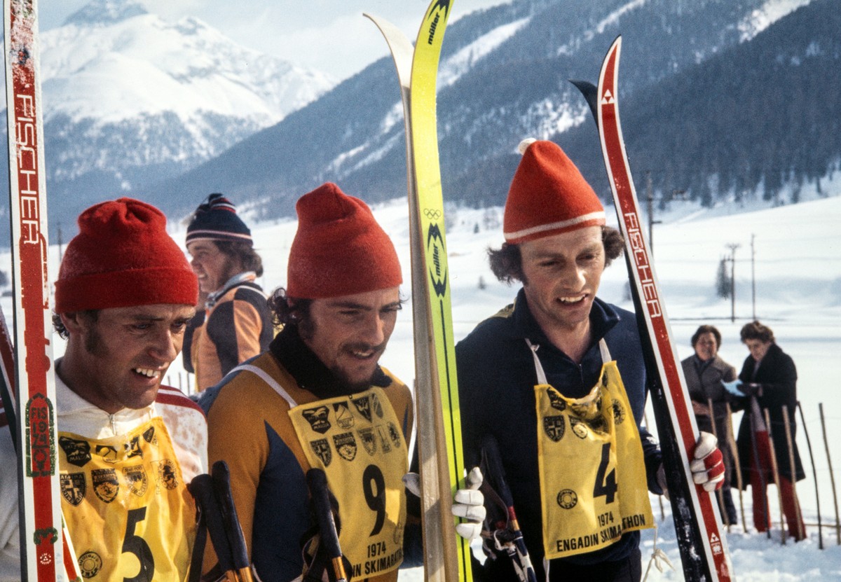 Alfred Kaelin, Mitte, gewinnt den 6. Engadin Skimarathon vor Alois "Wisel" Kaelin, links und Werner Geeser, rechts, aufgenommen am 10. Maerz 1974. (KEYSTONE/Str)