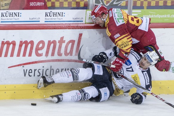 Tigers Chris DiDomenico, rechts, kaempft um den Puck, gegen Ambris Igor Jelovac, links, waehrend dem Meisterschaftsspiel der National League, zwischen den SCL Tigers und dem HC Ambri-Piotta Lakers, am ...