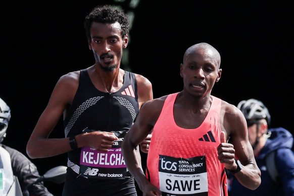 RECORD DATE NOT STATED 26th April 2026 London, England 2026 London Marathon Sabastian Sawe of Kenya and Yomif Kejelcha of Ethiopia run out of a tunnel near Blackfriars Bridge HenningxvonxJagow