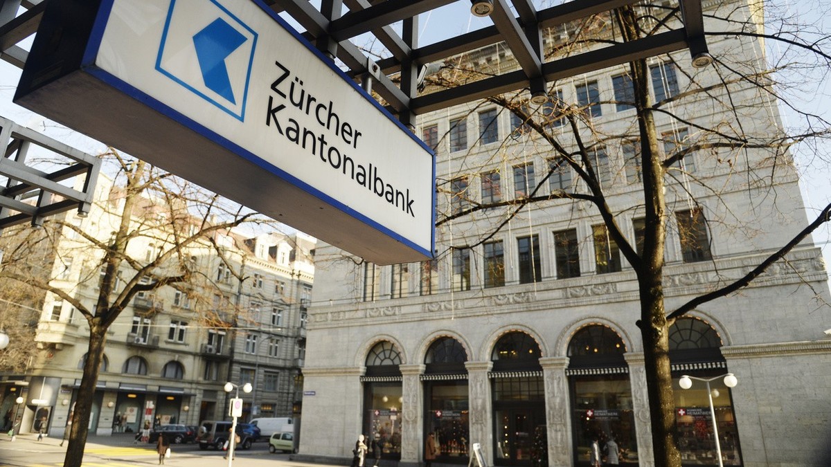 Das Logo der Zuercher Kantonalbank, aufgenommen vor dem Gebaeude der Schweizerischen Nationalbank SNB, hinten rechts, am Mittwoch, 11. Dezember 2013, in Zuerich. (KEYSTONE/Steffen Schmidt)