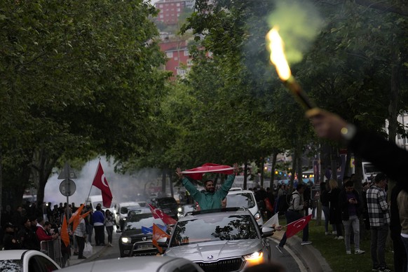 Supporters of the President Recep Tayyip Erdogan celebrate outside AK Party offices in Istanbul, Turkey, Sunday, May 28, 2023. Erdogan takes lead in unofficial count in Turkey's presidential runo ...